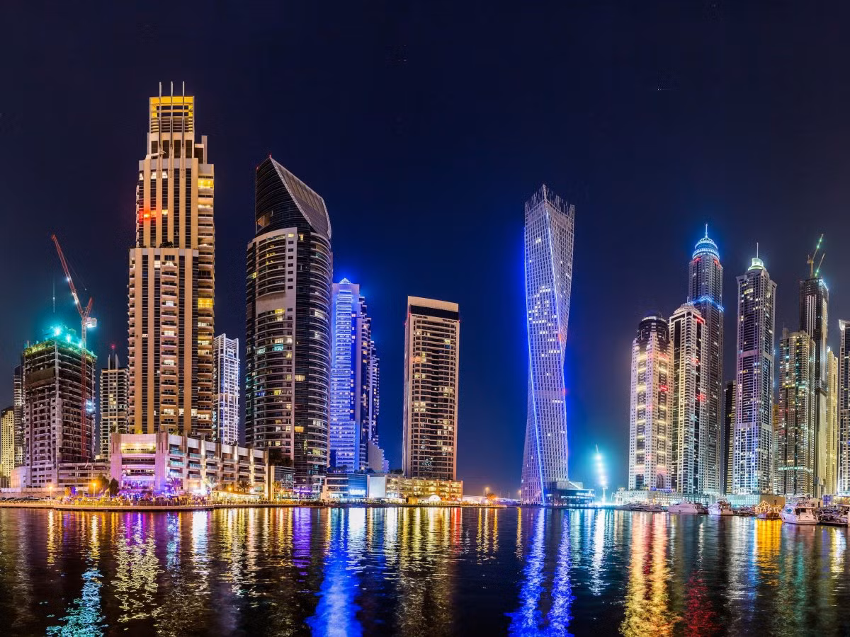 Khi đến Dubai và Abu Dhabi, du khách sẽ bị phạt nếu như không biết đến luật cấm hôn. Theo đó, những người nào hôn nhau tại đây có thể bị phạt tù.