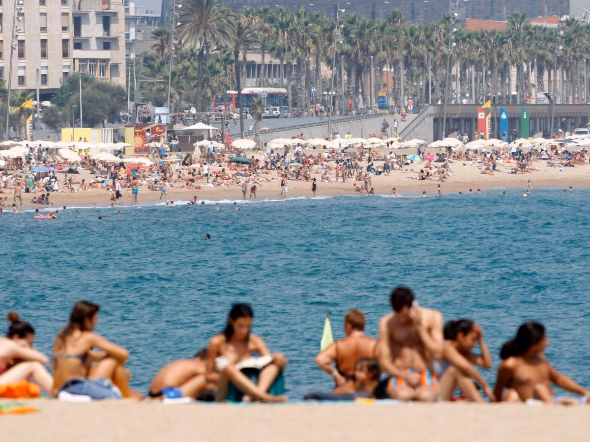 Barcelona, Tây Ban Nha vào năm 2011 đã ra quyết định áp dụng lệnh cấm bikini trên đường phố.