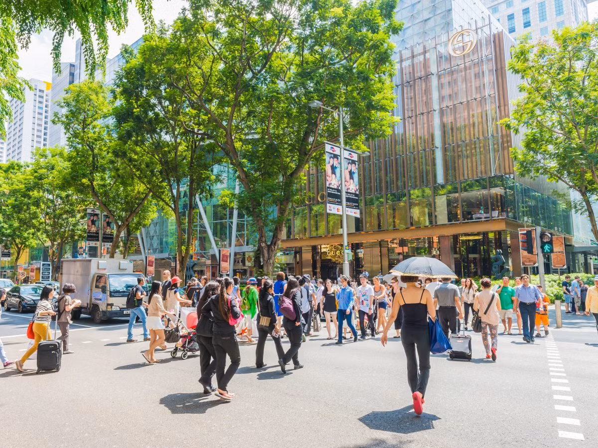 Mang kẹo cao su đến Singapore là bất hợp pháp kể từ năm 1992 do những hậu quả mà nó gây ra quá lớn cho hệ thống giao thông công cộng. Bởi lẽ, chính phủ Singapore đã phải chi 106.000 USD/năm để dọn dẹp bã kẹo cao su. Những người buôn bán kẹo cao su sẽ bị phạt tiền hay thậm chí là phạt tù.