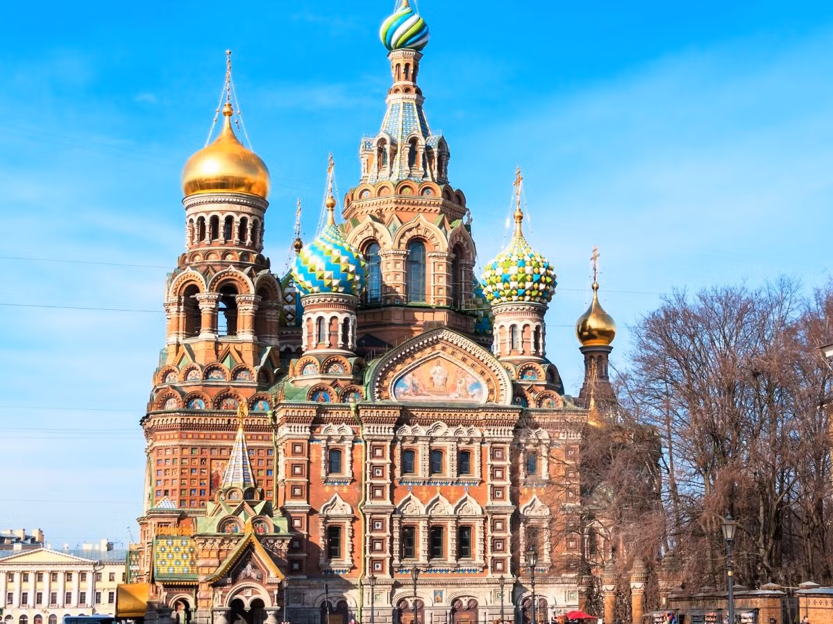 Nhà thờ Savior on Spilled Blood ở St. Petersburg - thành phố tuyệt nhất châu Âu ở Nga. Savior on Spilled Blood là một trong những điểm đến nổi tiếng tại thành phố này. Đây cũng là nơi Nga Hoàng Alexander II bị ám sát năm 1881.