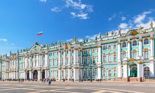 Cung điện Mùa Đông hiện trở thành Bảo tàng Hermitage nằm ở thành phố St. Petersburg. Cung điện tráng lệ này được hoàn thành vào năm 1762. Cũng trong năm đó, nữ hoàng Catherine II lên cầm quyền.