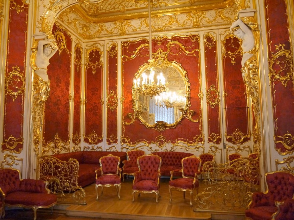 Đến năm 1764, Nữ hoàng Catherine II đã mua bộ sưu tập nghệ thuật của thương gia Berlin giàu có Johann Gotzkowski. Do đó, Nữ hoàng Catherine II đã cho người xây một công trình hai tầng để cất giữ và trưng bày các tác phẩm nghệ thuật. Đây là tiền thân của Bảo tàng Hermitage ở thành phố tuyệt nhất châu Âu - St. Petersburg đồng thời là nơi hiện lưu giữ khoảng 700.000 tác phẩm nghệ thuật.