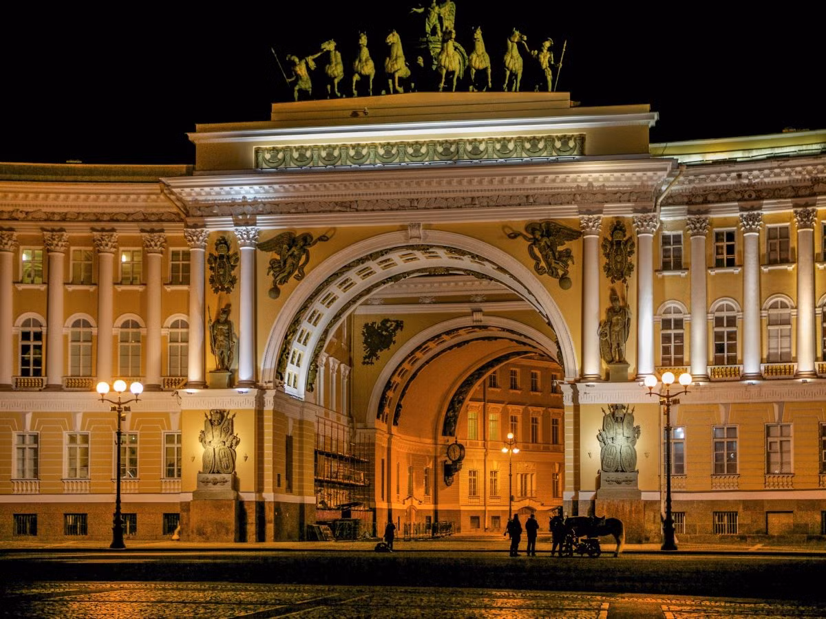  Công viên Hoàng gia (Palace Square) là một trong những công viên lớn nhất ở St. Petersburg. Đây là nơi hiện diện một số công trình nổi tiếng như các tòa nhà của quân đội hoàng gia hay Cột trụ Alexandre (The Alexander Column)....
