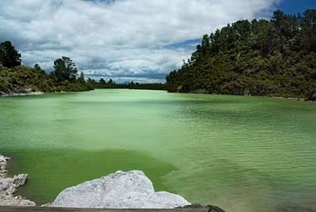 6. Hồ Ngakoro (New Zealand) – Xanh lá tươi mát. Chính hoạt động núi lửa đã tạo nên hồ Ngakoro và khu vực địa nhiệt Wai-o-tapu ở New Zealand từ 160 nghìn năm trước. 