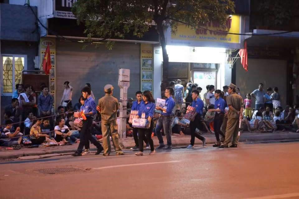 Các sinh viên tình nguyện thức cả đêm phát nước uống cho mọi người .