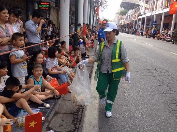 Người công nhân vệ sinh miệt mài làm sạch phố phường. Họ là những người hùng thầm lặng của lễ diễu binh.