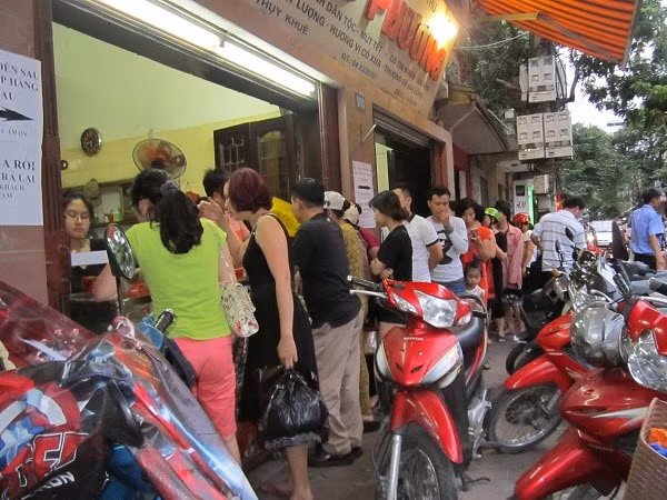 Kiên nhẫn xếp hàng, không ồn ào, hết người này đến người khác vào mua.