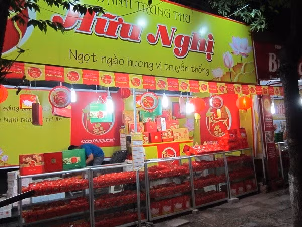 Trái ngược với cảnh tấp nập mua bánh ở đường Thụy Khuê, trên nhiều tuyến đường các ki ốt bán vẫn còn vắng.