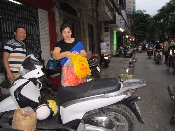 Khuôn mặt vui vẻ của một vị khách khi mua được bánh.