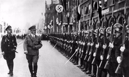 Khi Đức Quốc xã xâm lược Pháp hồi tháng 5/1940, 35 triệu binh sĩ và quan chức của Đức Quốc xã sử dụng chất kích thích mỗi ngày. Kế đến, trong cuộc xâm lược Liên Xô năm 1941, hàng trăm nghìn binh sĩ tham chiến đấu, phụng sự Hitler đều sử dụng ma túy. Theo thống kê của quân đội Đức, khoảng 200 triệu viên Pervitin được phát cho binh sĩ Đức trong khoảng từ năm 1939 - 1945.