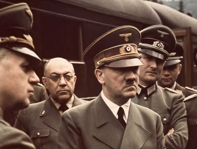 Trong một quyển sách mới xuất bản mang tựa đề The Total Rush; Drugs in the Third Reich (tạm dịch: Hoàn toàn phấn chấn. Ma túy thời phát xít Đức), tác giả Norman Ohler cho biết trùm phát xít Adolf Hitler nghiện ma túy kể từ khi Theodor Morell trở thành bác sĩ riêng cho ông ta vào năm 1936.