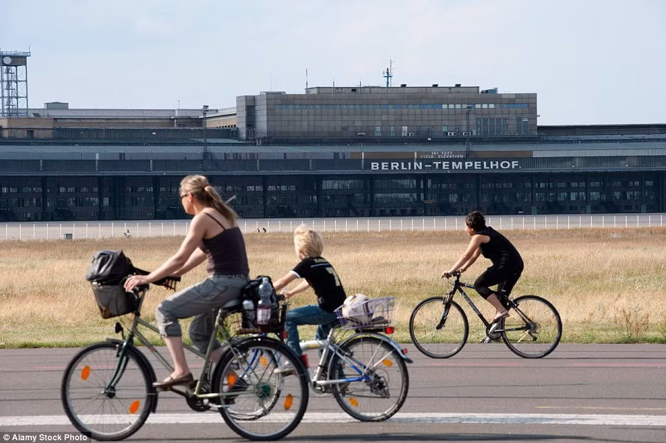 Sân bay Tempelhof ở Berlin, Đức được chuyển đổi mục đích sử dụng thành một công viên cho người dân sau khi nơi đây ngừng hoạt động.