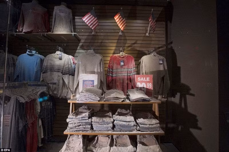 Các sản phẩm trong cửa hàng Chelsea Jeans tại Broadway, gần phố Fulton phủ đầy bụi bặm do ảnh hưởng của vụ tấn công khủng bố 11/9. Cửa hàng quần áo này là một phần của Bảo tàng 11/9.