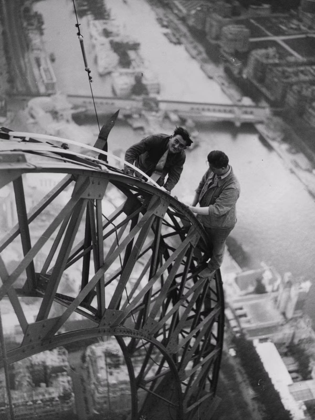 Ngày 31/3/1889, tháp Eiffel chính thức được khánh thành tại Paris sau 2 năm, 2 tháng và 5 ngày xây dựng. Trong ảnh là hai kỹ sư điện phụ trách phần đèn chiếu sáng cho tháp Eiffel khiến công trình này lung linh sắc màu khi màn đêm buông xuống và người dân có thể nhìn thấy từ xa.