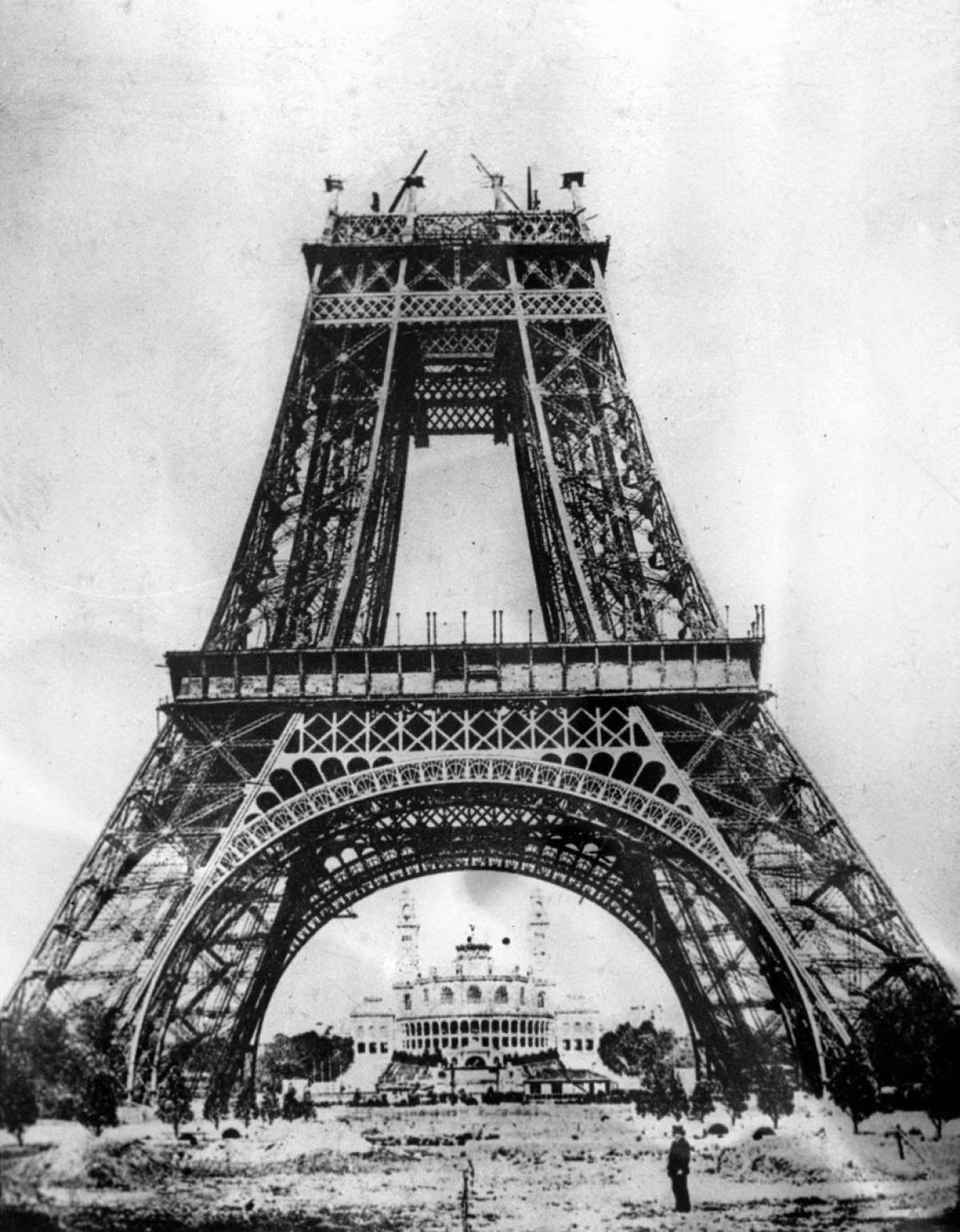 Tháp Eiffel - biểu tượng của Pháp đồng thời cũng là một trong những công trình nổi tiếng nhất thế giới, thu hút khoảng 7 triệu du khách ghé thăm mỗi năm. Trong ảnh là tháp Eiffel trong quá trình thi công năm 1887.