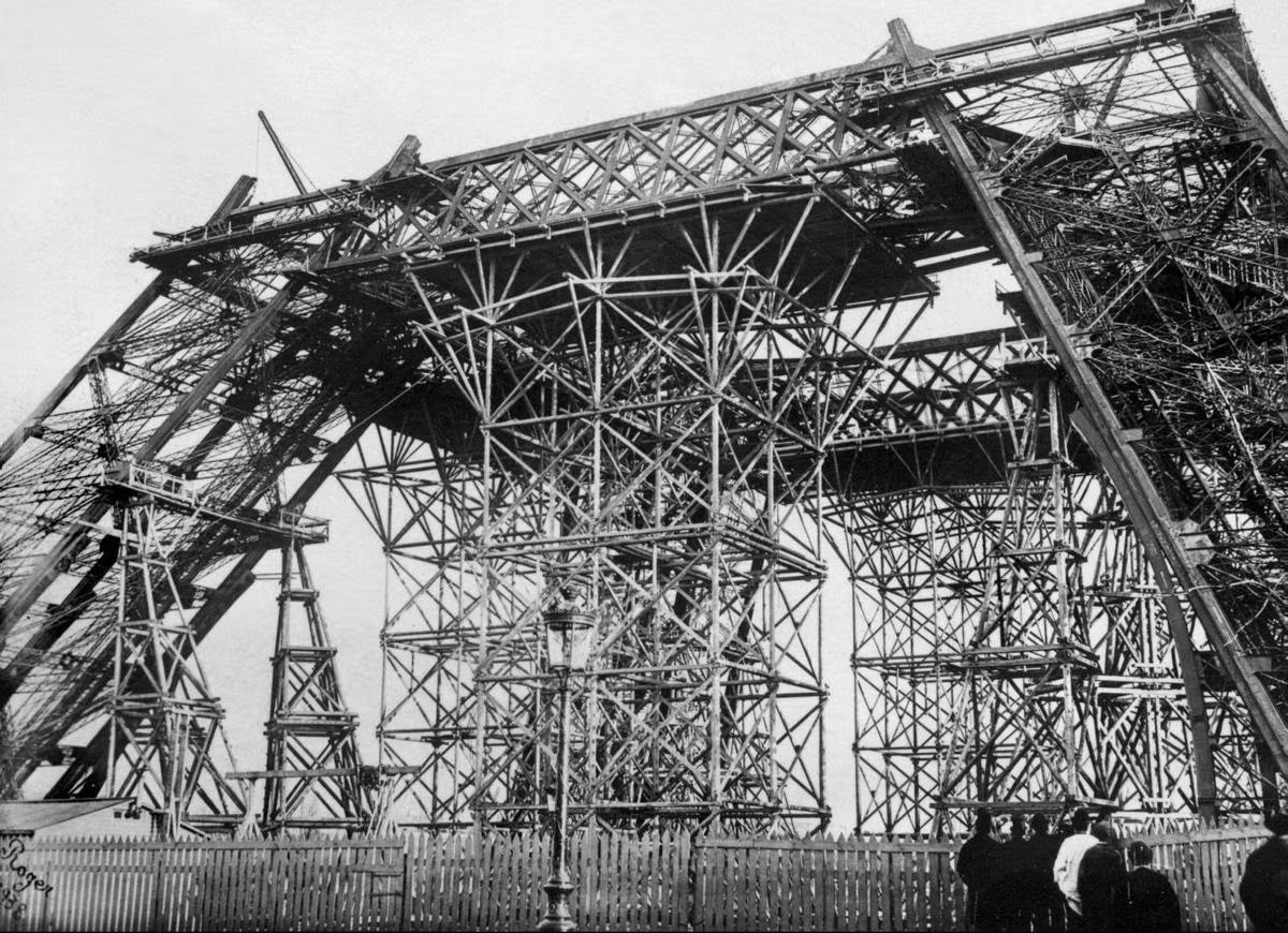 Để hoàn thiện tháp Eiffel, các kiến trúc sư đã sử dụng lượng lớn nguyên vật liệu trong đó có 18.038 mảnh sắt chạm trổ, 2,5 triệu đinh tán, nặng 10.000 tấn.