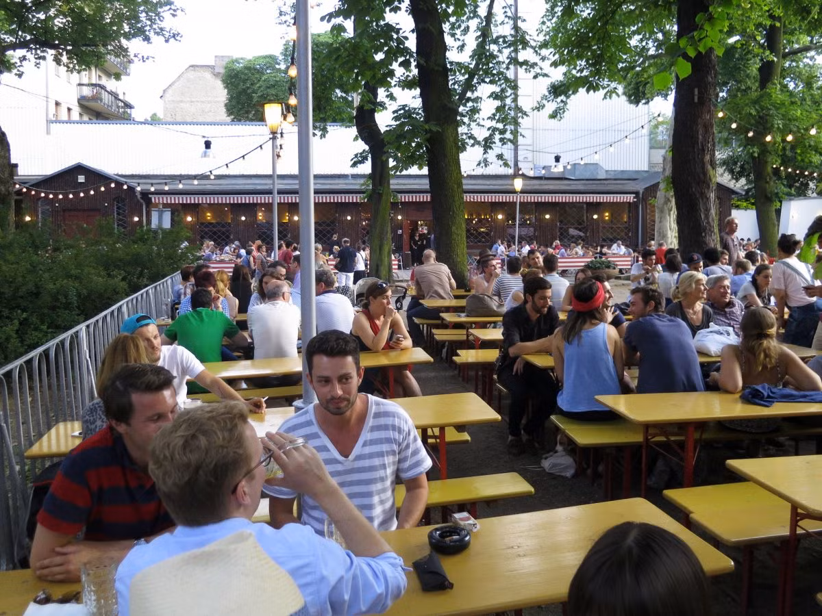 Khi đến Berlin, Đức, một trong những điểm đến thú vị là các vườn bia mở cửa cả ngày khi thời tiết đẹp. Tại Đức, bữa sáng với món xúc xích weisswurst, bánh Pretzel và một ly bia lúa mì là bữa ăn khởi đầu ngày mới tuyệt vời.