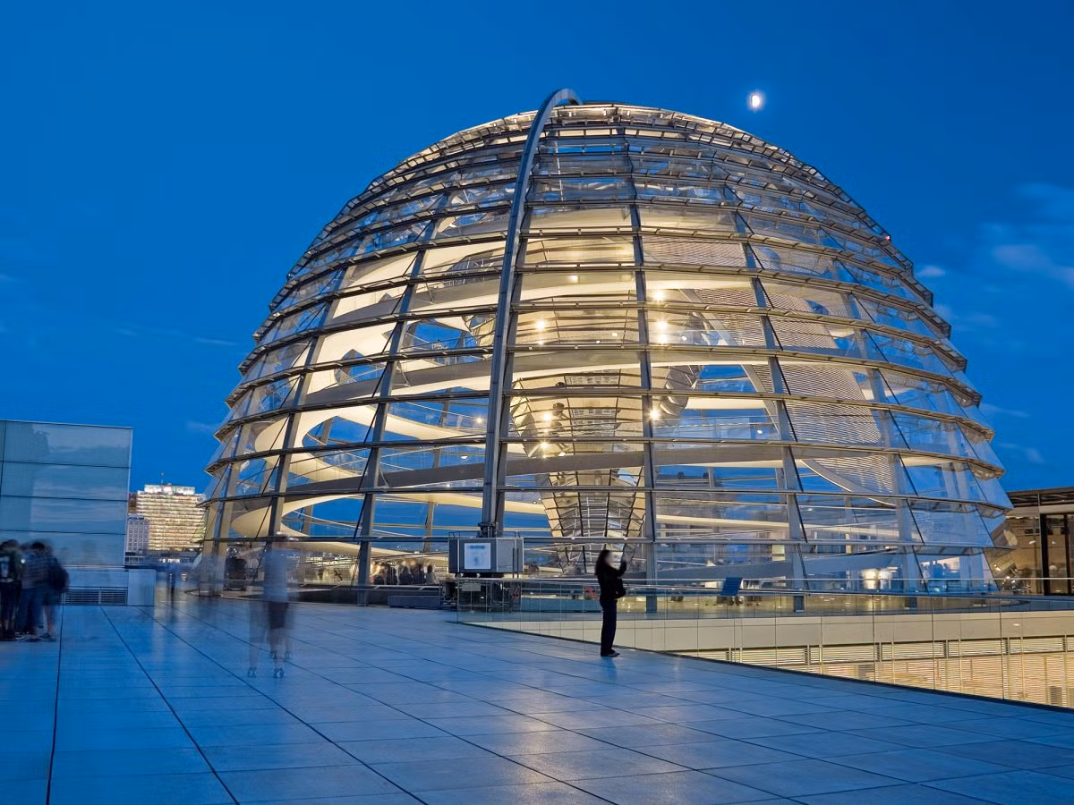 Tại Berlin, tòa nhà Quốc hội Đức (Reichstag) là công trình kiến trúc nổi tiếng của thế kỷ 20. Mái vòm của Nhà Quốc hội này được xây lại hoàn toàn theo phong cách hiện đại dưới sự chỉ đạo của kiến trúc sư người Anh Norman Foster.