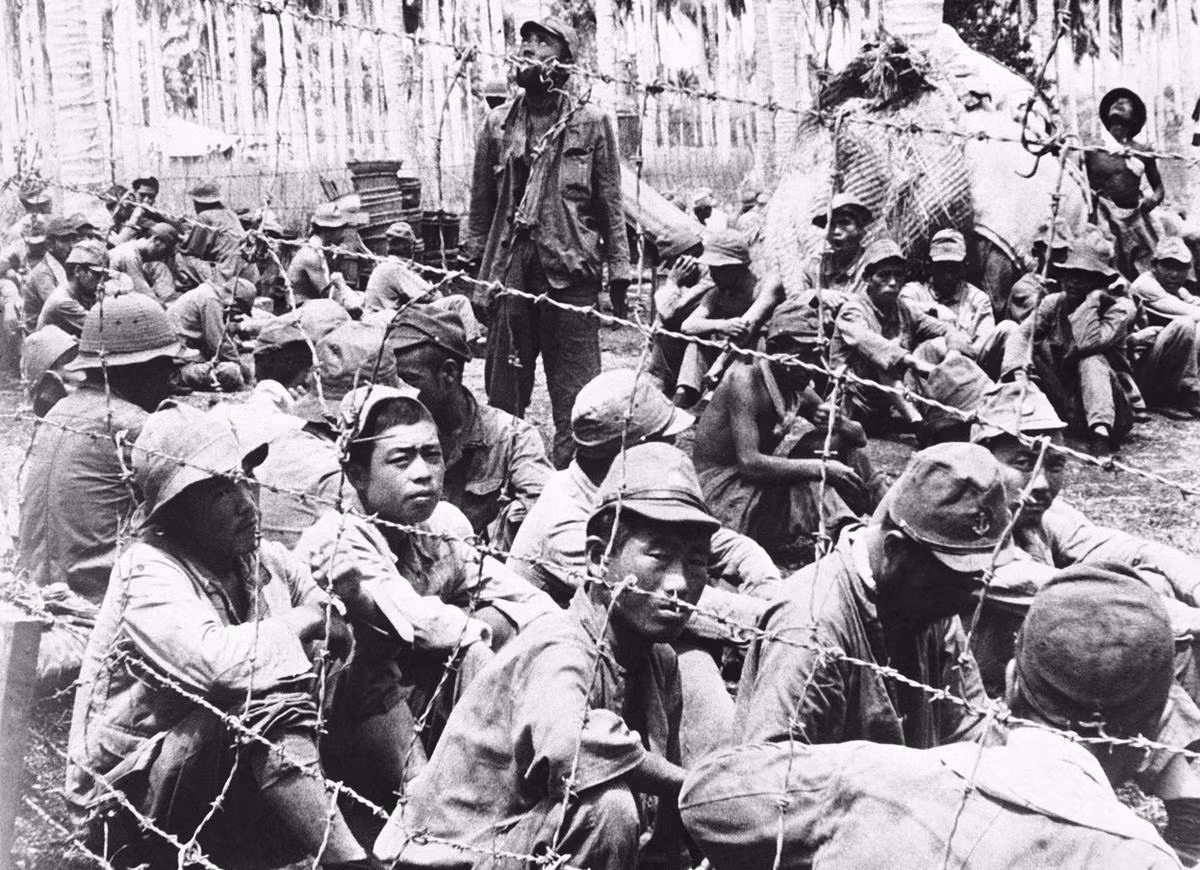 Tù binh chiến tranh Nhật Bản bị quân đội Mỹ bắt giữ tại đảo Guadalcanal thuộc quần đảo Solomon ngày 5/11/1942.