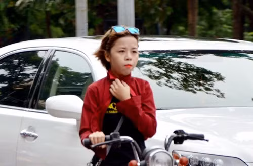 Nhiệt độ giảm, thời tiết trở nên mát mẻ nhiều bạn trẻ mặc thêm áo phông, áo khoác mỏng khi ra đường.