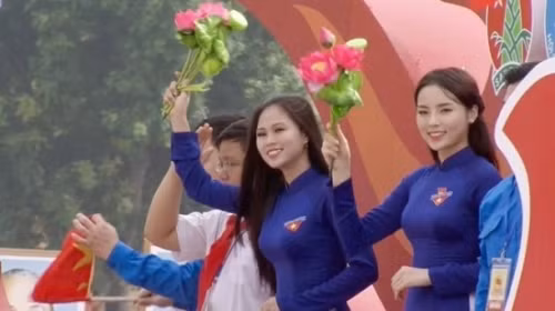 Nu chien sy xinh dep trong le dieu binh gay sot mang-Hinh-9