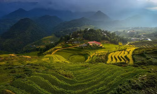 Tạp chí National Geographic mở cuộc thi ảnh “Your Shot” (Bức hình của bạn) dành cho độc giả gửi ảnh chụp vẻ đẹp thiên nhiên và vẻ đẹp nhân tạo của thế giới. Đây là lần đầu tiên, biên tập viên của tạp chí National Geographic tuyển chọn những bức ảnh đẹp của độc giả làm ảnh bìa cho tạp chí danh tiếng này đăng tháng 12/2015 và tháng 1/2016. Trong ảnh là ruộng bậc thang Việt Nam tuyệt đẹp được một người tham dự “Your Shot” gửi ảnh dự thi.