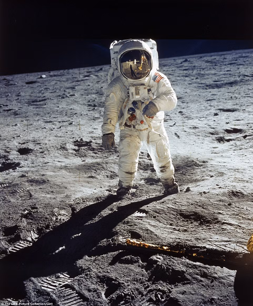 Ngày 20/7/1969, phi hành gia Neil Armstrong là người đầu tiên đi bộ trên Mặt trăng - thành tựu quan trọng trong lĩnh vực vũ trụ.