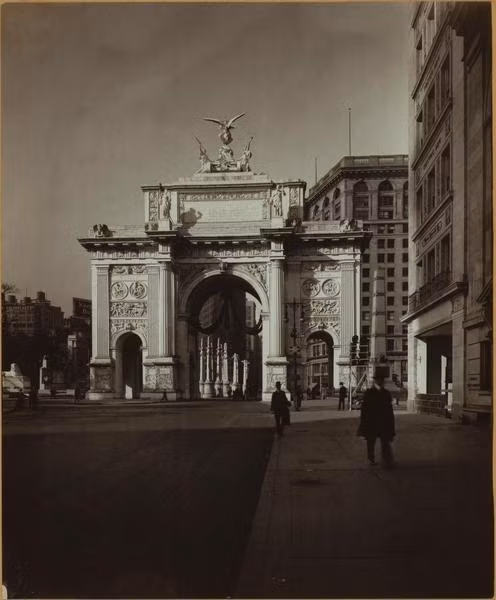 Khải hoàn môn ở Đại lộ thứ 5 tọa lạc ở thành phố New York, Mỹ thế kỷ 19.