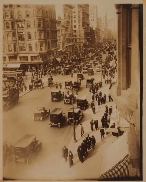 Ảnh chụp từ trên cao Đại lộ thứ 5 (Fifth Avenue) - đại lộ lớn nhất ở trung tâm quận Manhattan, New York thế kỷ 19. Ảnh chụp năm 1910.