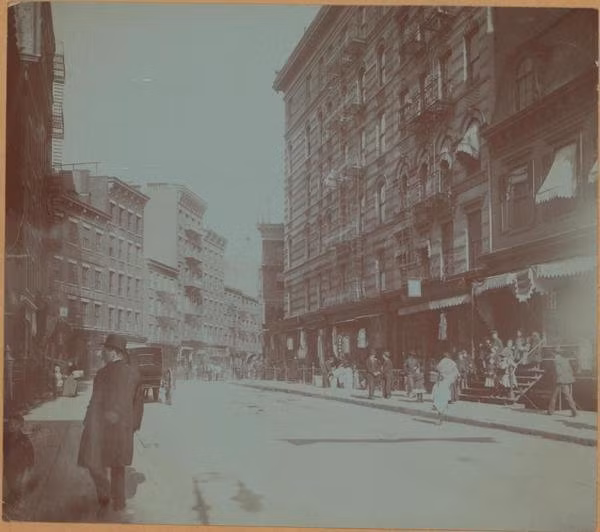 Những tòa nhà cao tầng san sát nhau ở khu phố Mott Street cho thấy quá trình phát triển khá nhanh ở thành phố New York, Mỹ thế kỷ 19.