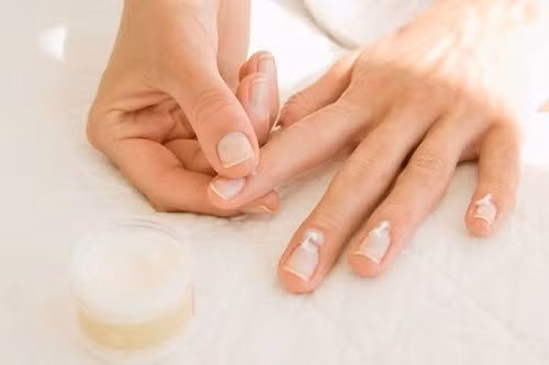  Dùng kem dưỡng móng. Dùng một loại kem dưỡng khóe móng có tính năng tăng cường dưỡng ẩm bạn sẽ nhận thấy sự khác biệt chỉ trong vài lần thoa kem. Giữ cho vùng da xung quanh móng mềm mại sẽ kích thích móng mọc nhanh và ít bị gãy hoặc xước hơn.