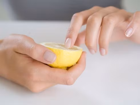 Chanh. Những loại nước tẩy móng có tác dụng mạnh thường khiến móng bị khô yếu và dễ gãy, thậm chí là bị ố vàng. Bí quyết hoàn hảo dành cho những bộ móng như vậy là nước chanh. Bạn chỉ cần dùng bông cotton thấm với nước chanh và thoa nhẹ lên móng, để khô rồi rửa sạch bằng nước ấm. Bạn sẽ thấy móng sáng và khỏe mạnh rõ ràng so với trước đây.