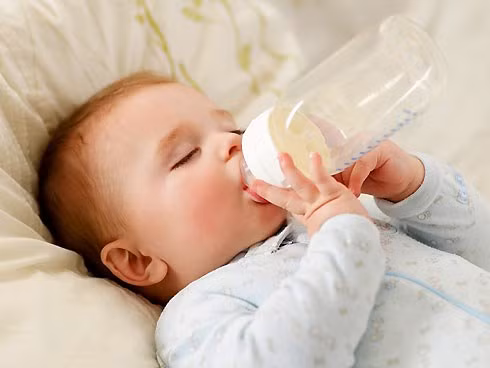 Cho trẻ ngậm bình trước khi ngủ. Bé dễ ngủ hơn khi đang ngậm vú sữa hoặc bình sữa và chính vì thế nhiều bố mẹ đã “lợi dụng” điều này để ru ngủ trẻ dễ hơn. Song điều đó sẽ gây hại cho răng của trẻ. Việc ngậm vú sữa khi ngủ làm cho răng của trẻ vàng và dễ bị sâu.