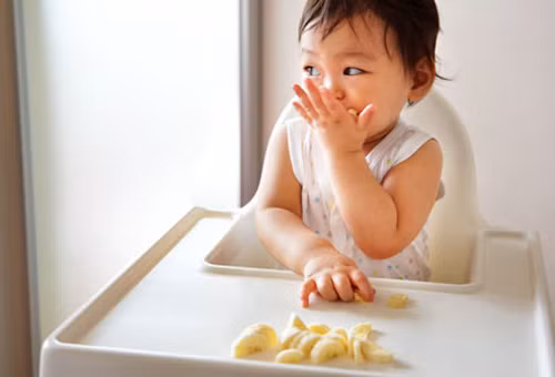 Cho trẻ ăn sai cách. Các bậc phụ huynh thường cho trẻ ăn chuối, nho khô và ngũ cốc nguyên hạt vì nghĩ chúng lành mạnh. Tuy nhiên, các thực phẩm này tính bám dính và đọng đường lại trong các kẽ răng và gây sâu răng.
