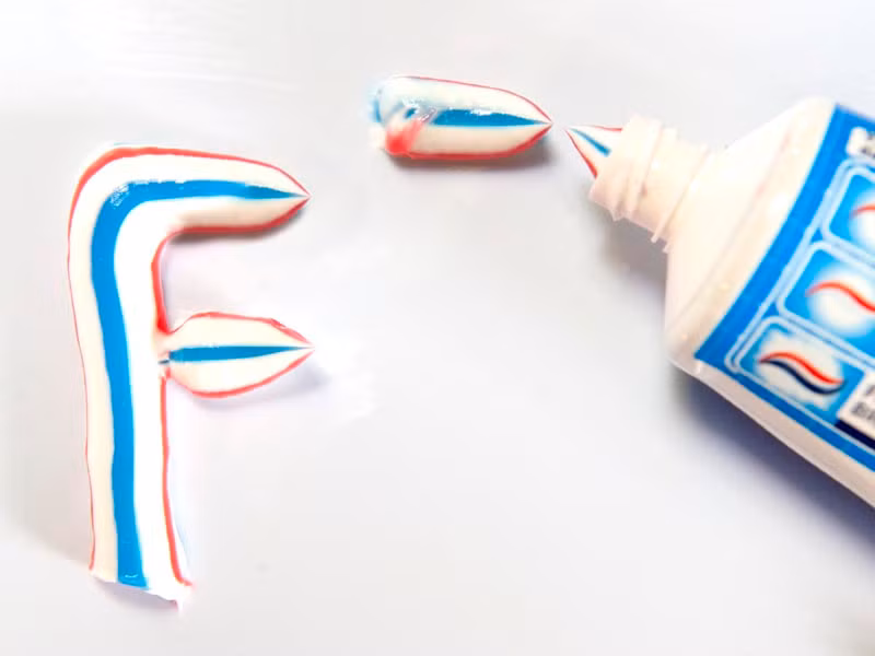 Không sử dụng fluoride. Năm 2014, Hiệp hội Nha khoa Hoa Kỳ khuyến nghị rằng tất cả trẻ em dưới 2 tuổi nên dùng kem đánh răng có fluoride. Mặc dù fluoride còn gây nhiều tranh cãi, các chuyên gia vẫn đồng ý rằng đó là một trong những cách tốt nhất để ngừa sâu răng. Liều lượng fluoride phù hợp cho trẻ dưới 3 tuổi là tương đương một hạt gạo, trẻ em 3 – 6 tuổi là bằng một hạt đậu.