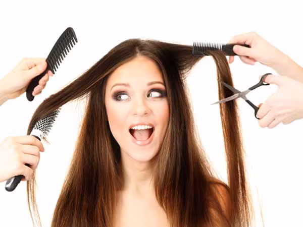 Nhuộm tóc quá nhiều lần. Các loại màu nhuộm tóc nếu áp dụng lên tóc thường xuyên có thể phá hủy các nang tóc và gây gãy rụng, do đó không nên nhuộm quá nhiều lần.