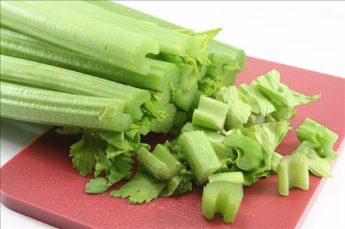 Rau cần. Thêm rau cần vào trong bữa ăn hàng ngày của mình để giảm cân nhanh chóng cũng như làm giảm mỡ thừa hiệu quả. Lượng chất xơ có trong rau cần giúp bạn mau no, ít thèm ăn hơn từ đó giúp giảm cân nhanh hơn. Một ly nước ép cần tây trước bữa ăn sẽ giúp bạn nhanh chóng cải thiện được vóc dáng thừa cân của mình nhé.