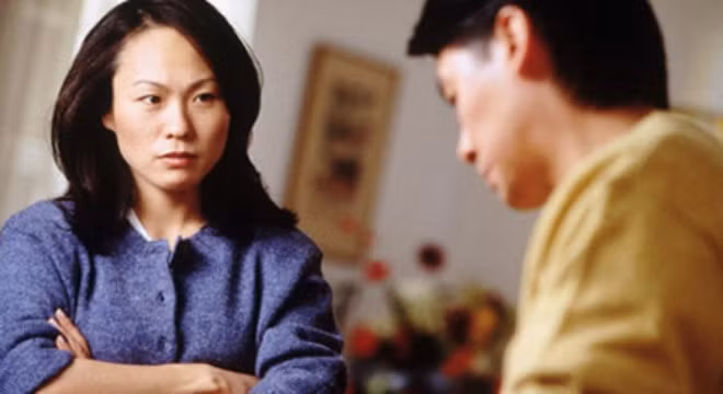 Tại một thành phố nhỏ thuộc Ba Lan, những người đàn ông muốn cặp bồ thì hãy coi chừng. Bởi lẽ, ở đây, pháp luật cho phép các bà vợ có quyền giết chết bất cứ người phụ nữ nào ở trên giường cùng chồng mình. Tuy nhiên, điều luật này chỉ cho phép họ dùng gậy để đánh chứ không cho phép dùng dao hoặc súng.