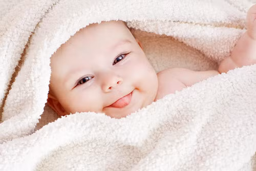 Trẻ đánh rắm: tất cả trẻ sơ sinh đều thường “xì hơi” tuy nhiên nếu trẻ đánh rắm thường xuyên kèm theo những triệu chứng khác thì đó có thể là dấu hiệu của dị ứng với protein trong sữa.