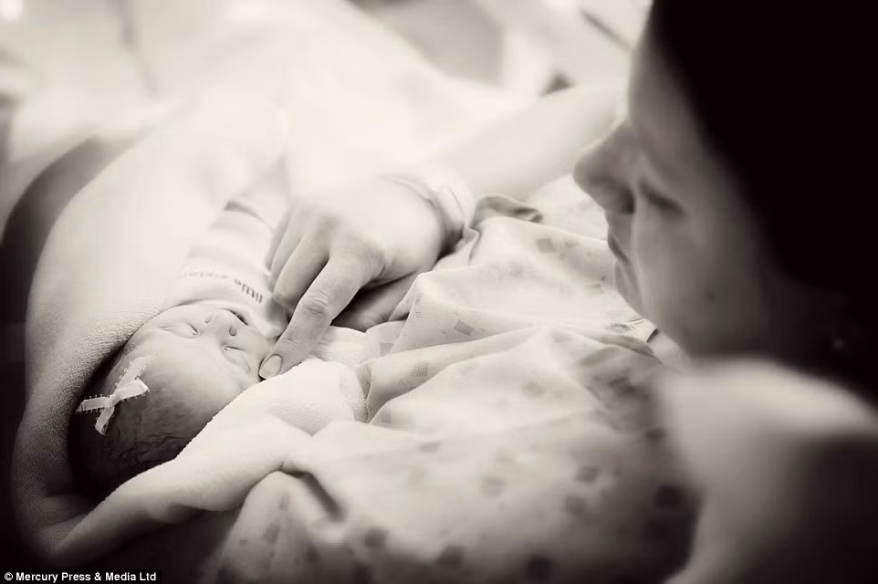 Bé Hannah Grace Meyer trong vòng tay mẹ trước khi qua đời.