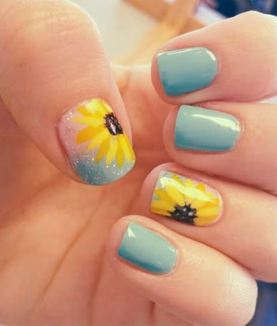 Mẫu nail hoa hướng dương đơn giản này phù hợp với những cô nàng điệu đà.