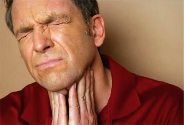 6. Khó nuốt, bạn có thể đang bị ung thư thực quản. Các triệu chứng khó tiêu và khó khăn khi nuốt thức ăn không thuyên giảm là dấu hiệu của ung thư dạ dày, vòm họng và ung thư thực quản.