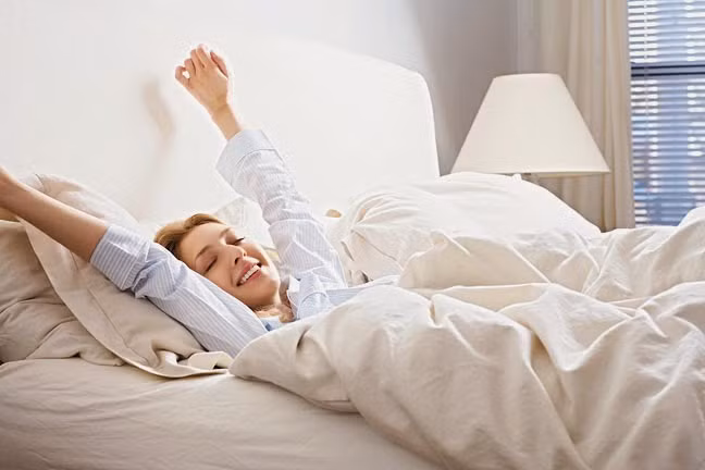 Dậy sớm hơn. Những ngày tết bạn tự thưởng cho mình bằng những buổi đi chơi về khuya, những bộ phim yêu thích và sáng nào cũng 'ngủ nướng' thêm… vài tiếng. Đồng hồ sinh học của bạn thích nghi với điều này không mấy khó khăn nhưng để xoay trở lại lịch như ban đầu cũng không hề dễ dàng. Trước ngày phải đi làm, bạn hãy thay đổi thói quen nói trên bằng cách dậy sớm, tập thể dục và làm những việc cá nhân để bản thân sẵn sàng cho hành trình phía trước.
