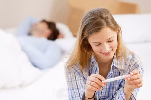 Tuổi tác. Phụ nữ nhiều tuổi nếu còn mang thai có thể dẫn đến các nguy cơ trong thai kì như sẩy thai, bệnh tiểu đường thai kì, tăng huyết áp và thai nhi bị dị tật bẩm sinh. Nếu bạn đang ở độ tuổi 20, cơ hội mang thai của bạn nếu thường xuyên có quan hệ tình dục không bảo vệ là 25%, khi bạn bước sang độ tuổi 35, con số này là 15%, khi bạn 40 tuổi, bạn chỉ còn khoảng 10% tỉ lệ thụ thai thành công. Và khi bạn ngoài 42 tuổi, tỉ lệ này còn giảm xuống dưới 1%. Vì vậy có thể nói “tuổi tác là một dự báo về khả năng có thai hoặc nguy cơ vô sinh của bạn”.