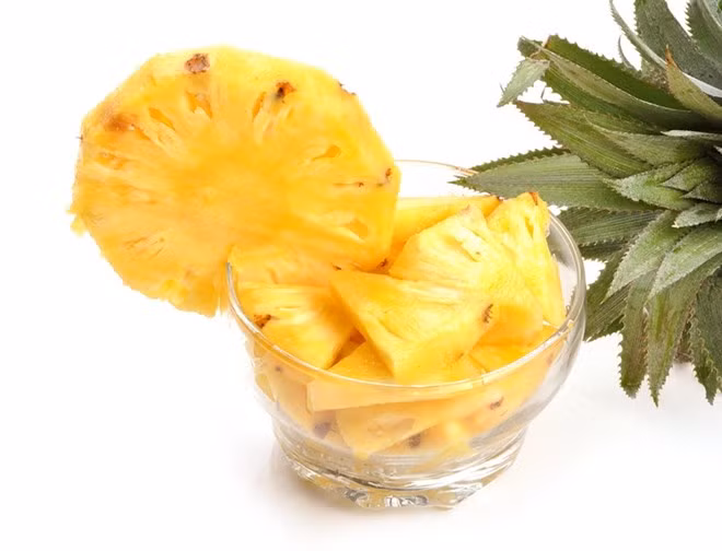 Ngoài việc đắp mặt nạ ra, bạn cũng nên bổ sung dưỡng chất để giải độc làn da từ bên trong cơ thể. Ăn dứa cũng giúp da bạn giải độc cơ thể hiệu quả. Người ta đã tìm thấy trong loại quả này một hoạt chất có tên bromelain, có tác dụng chống viêm, phá vỡ các protein và loại bỏ độc tố ra khỏi máu. Điều này không chỉ có nghĩa là làn da của bạn trông sẽ mịn màng hơn, mà các bệnh đau viêm cũng có thể được giảm bớt. Bạn cũng có thể sử dụng dứa để làm mặt nạ tẩy tế bào chết bằng cách nghiền nó với một ít nước cốt dừa.