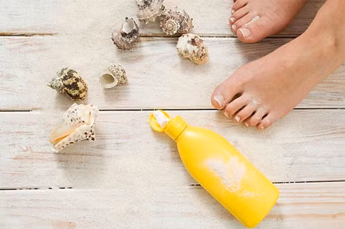 Kem chống nắng. Đây là sản phẩm quan trọng nhất mà bạn phải dùng hằng ngày để chống lại sự tác hại của các tia cực tím trong ánh nắng mặt trời để giữ cho làn da bạn tránh xa các nếp nhăn, tàn nhang, không đều màu và thô ráp nếu chúng tiếp xúc với ánh nắng mặt trời quá nhiều. Nếu bạn phải tiếp xúc liên tục với mặt trời như khi bạn đang đi bơi hoặc tắm biển, hãy thoa lại chúng sau vài giờ để bảo vệ cho làn da của bạn.