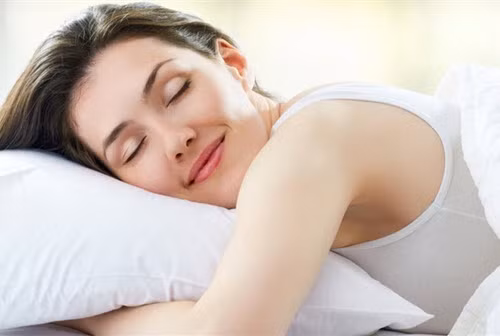 Kem dưỡng da ban đêm. Dùng kem dưỡng ẩm ban ngày để bảo vệ da khỏi tác động mặt trời thì kem dưỡng ẩm ban đêm với nhiều độ ẩm và chất kem đặc sẽ là trợ thủ đắc lực trong việc bảo vệ làn da bạn khỏi sự lạo hóa. Những bạn gái sở hữu làn da khô sẽ cần kem dưỡng có nhiều chất béo để cung cấp độ ẩm cho da trong khi các bạn gái có làn da dầu sẽ phù hợp với những sản phẩm không gây tắc lỗ chân lông.