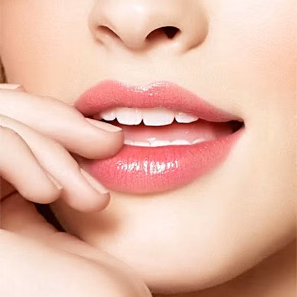 Mua một thỏi son mới. Một cô nàng yêu thích làm đẹp cho bản thân không thể nào thiếu ít nhất một thỏi son trong ví, bạn có thể bỏ qua kem nền, má hồng, eyeliner không không thể không thoa son được. Chỉ một chút son thôi sẽ tạo nên sự khác biệt lớn cho cả khuôn mặt bạn.