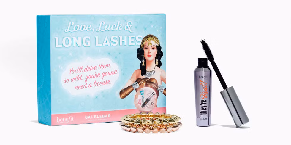 Mascara. Nếu bạn là cô nàng mê trang điểm, hãy chọn mua cho mình một cây mascara mới, việc chuốt mi sẽ khiến cho đôi mắt bạn quyến rũ thần kỳ.