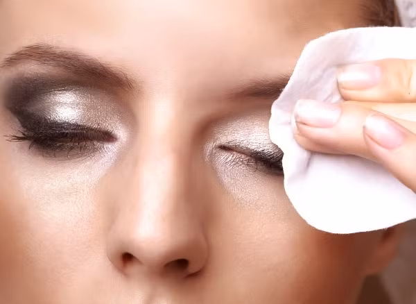 Sữa tươi: hợp với làn da thường hoặc da khô, da nhạy cảm. Ngoài khả năng dưỡng ẩm và làm mềm da, sữa còn là 1 chất tẩy trang tốt, rẻ tiền và hiệu quả. Chỉ dùng sữa tươi nguyên chất, không đường. Lấy 1 muỗng canh sữa tươi, nhỏ vào 1-2 giọt dầu hạnh nhân (almond oil) rồi thoa đều lên mặt, massage nhẹ, sau đó rửa sạch lại với nước.